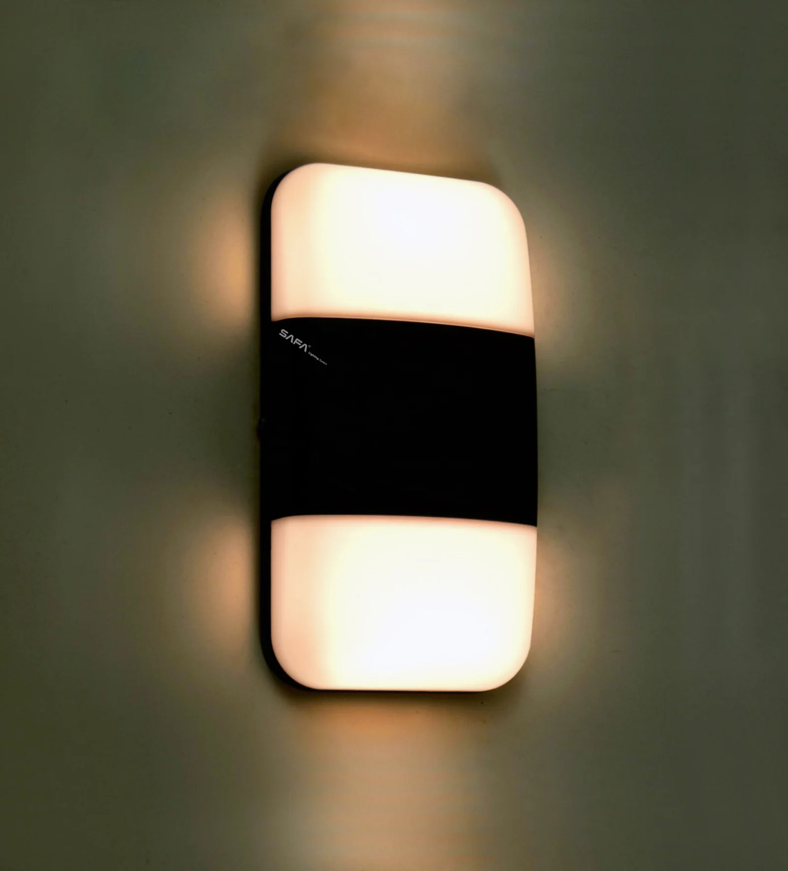 z5 Outdoor LED Wall Luminaire - Image 1