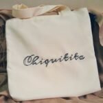 شنطة قماش مطرزة لون بيج