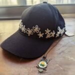 قبعة شبابية مع سلسلة